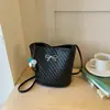 2026 Verano Nuevo Modelo Patrón Tejido Diseño de Nicho Bolso de Mano para Mujer Bolso Cubo de Color Sólido de Alto Valor Bolso de Hombro Único
