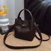 2026 Nuevo Estilo Bolso de Mano Cubo Estilo Retro Francés de Cuero con Cera de Aceite para Mujer, Bolso Versátil de Hombro y Cruzado de Moda y Gama Alta