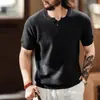Nueva camiseta de punto para hombre, estilo retro americano, con cuello henley, manga corta, marca de tendencia verano 2026, casual para el día a día, manga corta