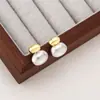 Brincos de pino de metal escovado estilo coreano para mulheres 2024 Novo estilo leve luxo alta qualidade retro brincos para mulheres