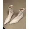 Botas de Cano Curto Apontadas Aumentadoras de Altura Sazonais First Encounter para Mulheres Outono/Inverno 2026 Novas Botas Brancas Elásticas Emagrecedoras Botas de Moda Versáteis