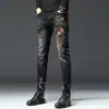 Nuevos Jeans Negros Bordados de Otoño Marca Trendy para Hombre Pantalones Skinny Ajustados Atractivos Pantalones Casuales Elásticos Estampados para Jóvenes