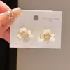 Brincos de Coração Florido em Pérola de Ostra com Zircônia Banhados a Ouro Real 14K, Brincos de Luxo Acessível de Alta Qualidade, Brincos Modernos e Personalizados para Mulheres