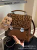 Mochila Estampa de Leopardo Feminina 2025 Nova para Estudante Universitário Viagem Diária Bolsa Escolar Pequena Leve Mochila Feminina para Viagem e Trajeto
