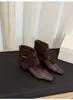 Versão em couro~Botas curtas marrons quadradas vintage para mulheres, novo estilo versátil com aumento interno de altura, design vazado, botas de corte justo