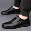 Nuevos zapatos casuales de cuero para hombre, zapatillas blancas, elegantes, cómodos, modernos, slip-on para hombre, envío directo de fábrica