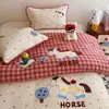 Conjunto de Capa de Cama Ins de Quatro Peças Algodão Lavado Puro Novo Estilo 2026 Capa de Colcha Super Bonita Lençol de Cama Conjunto de Três Peças para Dormitório Cama 4