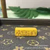 Madera de Durazno Ciprés Rojo "El Dinero Está Llegando" Dos Pasteles Cuadrados Accesorios Accesorios Wenwan Joyería DIY