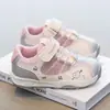 Sapatos casuais da moda e versáteis para meninas, nova coleção primavera/outono 2026, tênis infantis de velcro, calçados esportivos de tamanho médio a grande, estilo moderno
