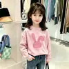 Camiseta de algodão puro de manga longa para meninas para primavera e outono de 2026, camiseta básica infantil estilosa com estampa de desenho animado para meninas pequenas