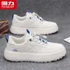 Zapatillas blancas de retroceso para hombre, zapatos de moda para otoño de 2026, nuevos zapatos deportivos casuales versátiles de suela gruesa, zapatillas de skate de corte bajo para hombre