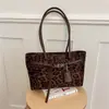 Bolsa Grande Capacidade Retro Simples Feminina 2026 Outono/Inverno Nova Bolsa de Ombro Única para o Dia a Dia Moda Bolsa Tote de Camurça