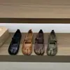 Zapatos únicos de patchwork retro de pezuña de cerdo con punta dividida para mujer, zapatos planos Mary Jane de pezuña de cerdo para primavera y otoño 2026