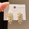 Aretes de aguja plateada con borlas de flor de zirconia, dulces y elegantes, versátiles para vacaciones, aretes exquisitos con un toque de lujo ligero y de alta gama