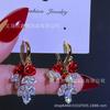 Pendientes de lujo ligeros de alta gama con diseño retro elegante de circonita con forma de hoja de arce, con hebilla para otoño e invierno, de moda y exquisitos.