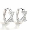 Aretes coreanos de lazo plateado con diamantes completos aretes aretes femeninos hueso de la oreja temperamento simétrico triángulo incrustado aretes de circonita