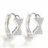 Aretes coreanos de lazo plateado con diamantes completos aretes aretes femeninos hueso de la oreja temperamento simétrico triángulo incrustado aretes de circonita
