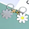 Chaveiro de margarida e abelha colorido transfronteiriço, pingente de crisântemo de liga com gota de óleo, acessório de chaveiro para mochila, em estoque para atacado