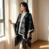 Novo xale de viagem feminino para Xinjiang e Xizang, poncho versátil xadrez letra M para ambientes com ar condicionado, protetor de ombro, manta de outer wear feminina