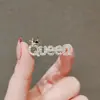 Broche Letra Reina Reina con Pedrería para Mujer Tendencia Personalizado Pin Pin de Solapa Pin Hebilla Anti-Exposición Accesorios para Cardigan Traje