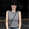 Nova Camisola Feminina Slim Fit Verão 2026, Sem Mangas, Ombro a Ombro, Top Versátil de Cor Sólida para Usar por Baixo ou como Peça Externa
