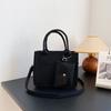 Duas peças pequenas frescas estilo ocidental cor sólida 2023 Outono Novo este ano popular em relevo portátil crossbody ombro pequeno saco quadrado