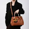 Bolso de Mano Transfronterizo con Patrón de Lichi Imitación, Bolso de Platino de Alta Gama Nuevo, Bolso Cruzado Sencillo y Versátil para el Trabajo con Colgante de Caballo