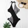 Traje de baño de una pieza con estampado de leopardo, escote halter y corte para mujer 2026, estilo europeo y americano, bikini triangular sexy sin espalda