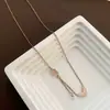 Colar de aço de titânio Golden Love feminino, estilo frio, elegante, corrente de clavícula, design de nicho, simples, combinando com a corrente