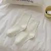 Calcetines blancos holgados de algodón puro para mujer, de longitud media hasta la pantorrilla, estilo otoñal moderno, color liso, versátiles, con bordes rizados y lunares