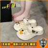 Sandália de Verão com Botão Fofo Novo Estilo Feminino Versátil Duas Vias para Uso Externo Bico Fechado Sola Grossa Estilo Tamanco com Furos Feminino