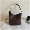 Bolso tejido retro para mujer 2026 nuevo de moda coreana para el hombro con sensación de alta gama, bolso de cubo de un solo hombro, bolso para el día a día