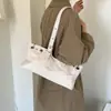 Bolso de hombro versátil de moda estilo europeo y americano transfronterizo para mujer, principios de otoño 2026, bolso de hombro personalizado retro de gran capacidad con tachuelas