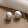Novos Brincos Dourados Retrô 2026 para Mulheres, Estilo Popular de Hong Kong, Brincos de Alto Padrão e Elegantes, Brincos de Metal com Design de Nicho
