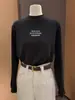 Camiseta interior blanca engrosada para mujer con hombros rectos, tejido de terciopelo alemán cepillado, cuello semi-alto, manga larga, adecuada para usar en otoño