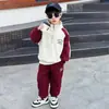 Conjunto de Roupa de Outono para Meninos 2026 Novo Estilo Infantil Color Block Gola Alta Primavera e Outono Bebê Meio Zíper Roupa Esportiva