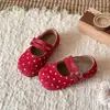 Zapatos de Cuero de Lunares para Niñas 2026 Otoño/Invierno Nuevos Mocasines de Princesa Zapatos Rojos de Moda para Exteriores para Niñas