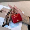 Nuevo monedero popular de moda, versátil y exquisito con delicado relieve de corazón, mini accesorio de bolso con llavero de cuero