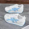Tênis brancos de malha populares para mulheres, novo modelo 2026 para corrida, sapatos casuais versáteis, tênis esportivos, sapatos da moda, sapatos de treino alemães