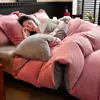 Estilo Lujo Ligero Invierno Color Sólido Leche Polar Cálido Juego de Cama de Cuatro Piezas Funda de Edredón de Franela Doble Cara Sábana Ajustable Ropa de Cama Más Juego de Polar