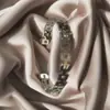 Pulseira Aberta Tendência Europeia e Americana Elegante em Aço Inoxidável com Coração Vazado Criativa Simples em Formato de C Coração de Pêssego para Mulheres