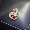 Broche de Calabaza Hueca con Piedra Roja de Corindón Imitación Lujo Ligero Chapado en Oro Potente Versátil Estilo Nacional Hebilla Magnética Hebilla Magnética para Hombres y Mujeres