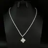 Colar de Abelha com Gotejamento de Óleo Totalmente Cravejado com Zircônia Micro-Pavimentada Venda Quente Transfronteiriça Colar com Pingente de Trevo de Quatro Folhas Duplo C de Luxo Leve