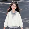 Conjunto de dos piezas para niña: top de retazos con solapa estilo universitario, enérgico, para primavera y otoño, con jeans de diseño único.