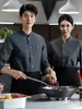 Novos uniformes de chef para a indústria de catering, com impressão personalizada, cores sólidas, design simples, mangas compridas e adequados para padarias, hotéis e equipe de cozinha.. Uniforme de chef masculino