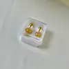 Aretes Mini Gota de Aceite Dorados de Acero de Titanio en Caja Aretes Sencillos de Tornillo Cuatro Hojas Pendientes de Marca Grande
