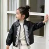 2026 Nova Jaqueta de Couro Outono/Inverno para Meninas com Acabamento em Renda Vestido Doce Branco Conjunto Fashion de Menina Artística