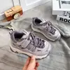 Tenis plateados para niña, nuevo modelo otoño 2026, muy populares, de malla transpirable para niños, casuales tipo papá para niños mayores