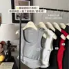 Nova coleção outono e inverno: Regata simples de tecido escovado com ombros largos, estilo básico, bojos fixos, efeito emagrecedor, quente e pode ser usada sozinha