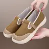 Zapatos de tela Old Beijing hechos a medida, transpirables, con suelas suaves, diseñados para madres, planos y antideslizantes, zapatos casuales para mujer